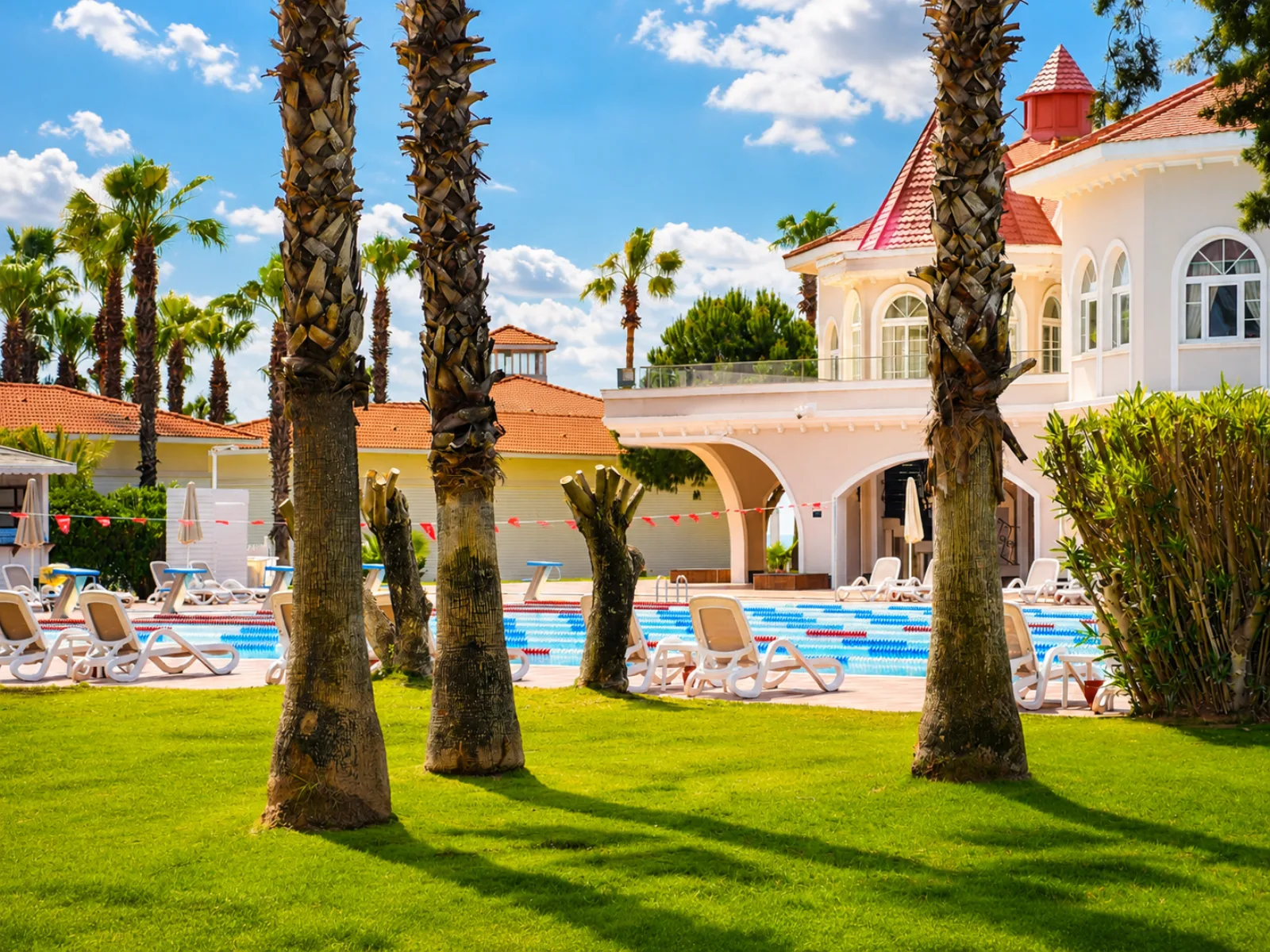 Tennisferien Türkei – Pool und Hotel direkt am Meer